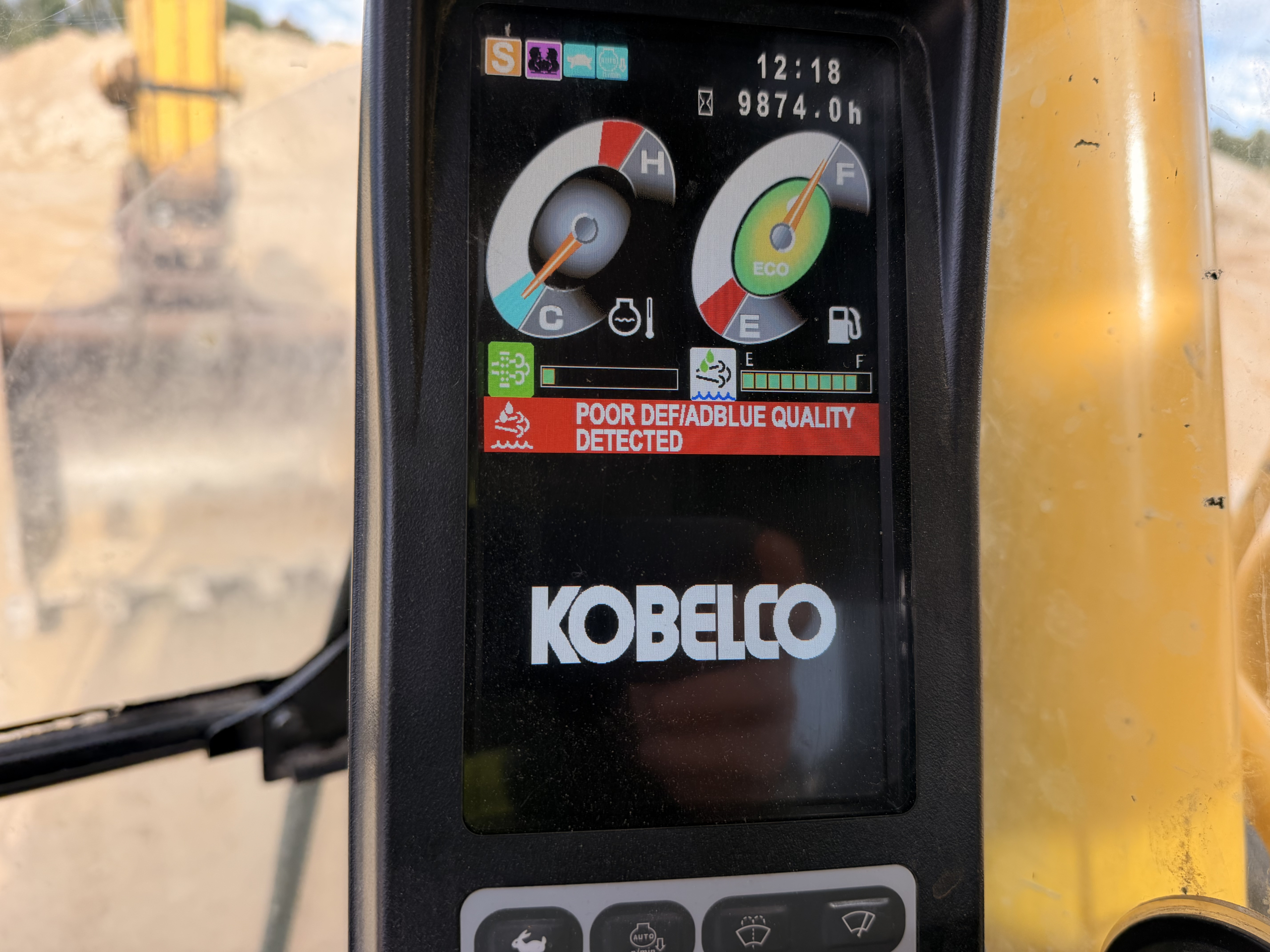 Kobelco SK210 ekskavaatori veateade "Poor DEF/AdBlue quality detected". Võimsus täielikult piiratud ja masin töötab vaid tühikäigu pööretel.