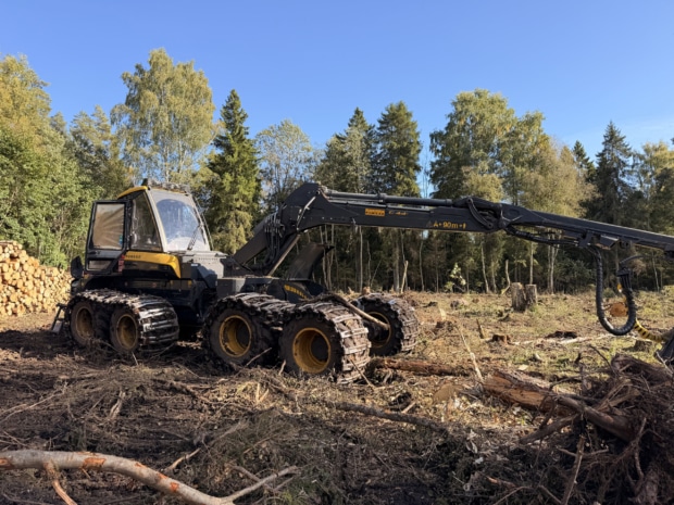 Ponsse FOX oli hädas heitgaasisüsteemide riketega ja töö seisis. Agrotune lahendas heitgaasisüsteemi probleemid kiiresti ja lõplikult. AdBlue eemaldus, DPF eemaldus, EGR eemaldus. Operaator oli varem teinud tööd Agrotune poolt tuunitud Fox-ga ja tundis, et sellel masinal jääb võimsusest väheks: lõikamine on aeglane ja töö ei ole sujuv. Lahendasime korraga ka selle mure - masin sai juurde +36HP ja +150Nm. Ponsse Ergoga küll võrrelda päris ei anna, aga töö efektiivsuses on enne vs pärast ikkagi märgatav vahe.