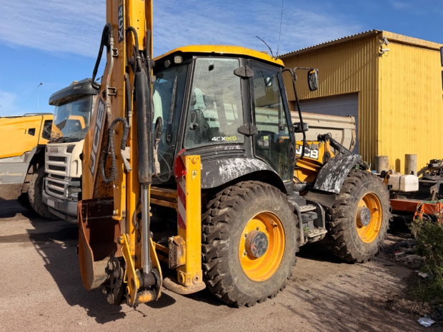 JCB 4CX ECO oli hädas AdBlue SCR süsteemi riketega. Masinal oli nendest tingitud aktiivne võimsusepiirang ja töö oli masinaga võimatu. Agrotune sõitis kohale, vahetas vigased komponendid, taaskäivitas süsteemid ja masin oligi jälle töökorras. Kiire lahendus probleemile.