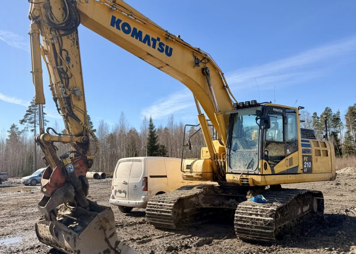 Komatsu PC 210 LC ekskavaatori AdBlue eemaldamine, DPF ehk tahmafiltri eemaldamine, EGR klapi eemaldamine.