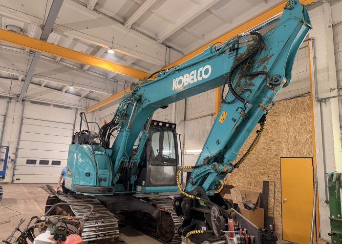 Kobelco SK140 SRL ekskavaatori AdBlue, DPF tahmafiltri ja EGR klapi eemaldus. AdBlue off, DPF off, EGR off.