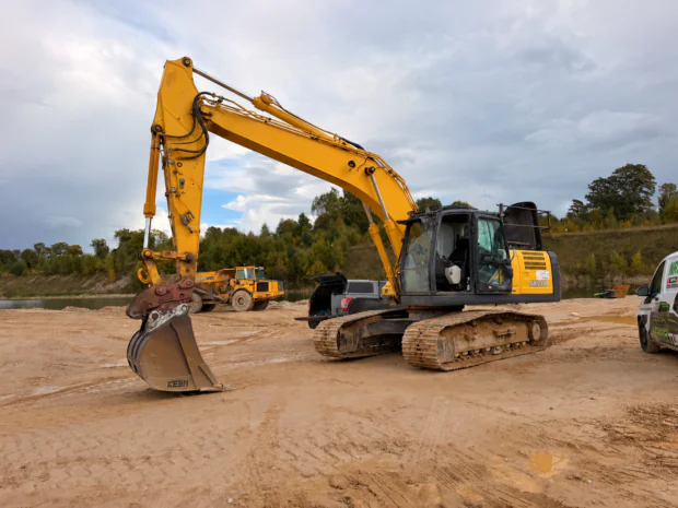 Kobelco SK210 LC ekskavaatori töö seisis AdBlue (SCR) süsteemi rikke tõttu. Võimsus oli täielikult piiratud ja masin töötas vaid tühikäigu pööretel - töö masinaga võimatu. Probleem tulenes vigasest AdBlue kvaliteedi andurist, mis näitas AdBlue paagis oleva kusihappe lahuse kontsentratsiooniks 1%. 